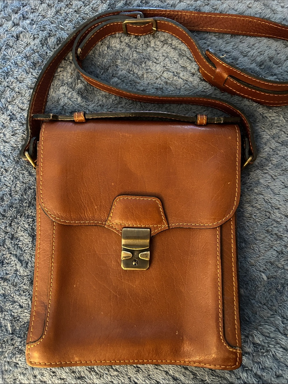 Vintage Le Tanneur Men's Tan Leather Messenger Crossbody Bag with Brass Clasp
